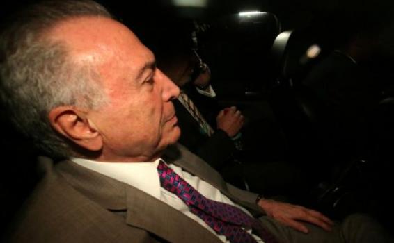 O ex-presidente Miche m uma van