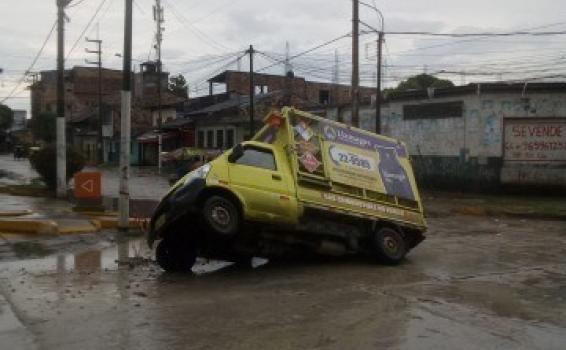 Las calles de Iquitos presentan enormes problemas para los conductores Carro atascado en un hueco