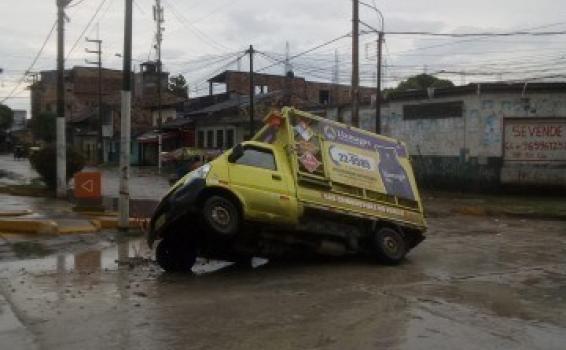 Carro atascado en un hueco 