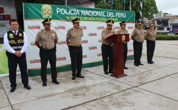 Miembros altos de la policia en rueda de prensa