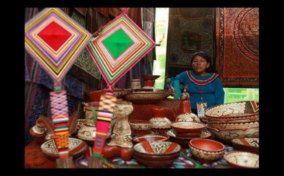 Programa por dia del artesano peruano Indigena de fondo en local de artesanias