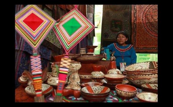 Indigena de fondo en local de artesanias