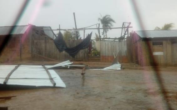 image for Forte tempestade deixou várias moradias sem telhado