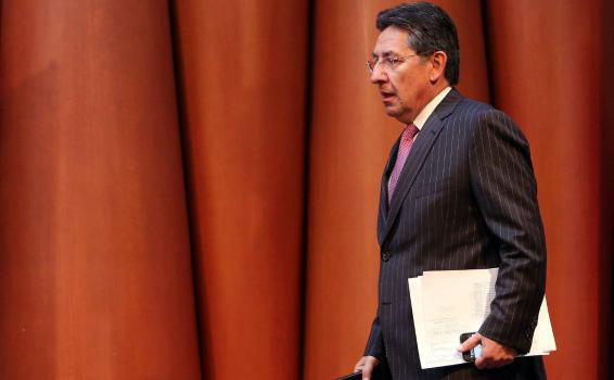 Fiscal general Nestor Humberto Martinez sera investigado Fiscal de la Nacion con unas carpetas en la mano