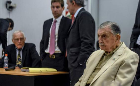 Tribunal argentino condeno a los exdirectivos de Ford Personas en una sala judicial en Argentina