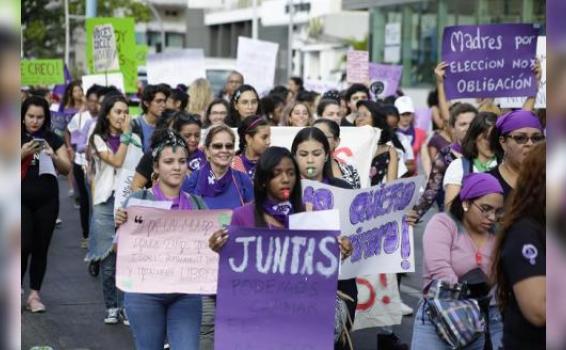 Mujeres marchando