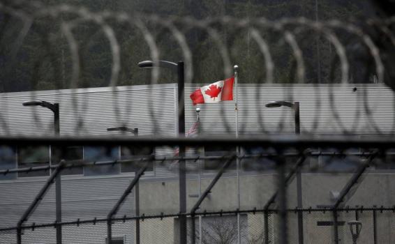 Bandera de canada al fondo