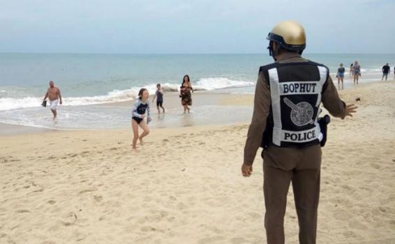 Policia en una paya orientando a turistas