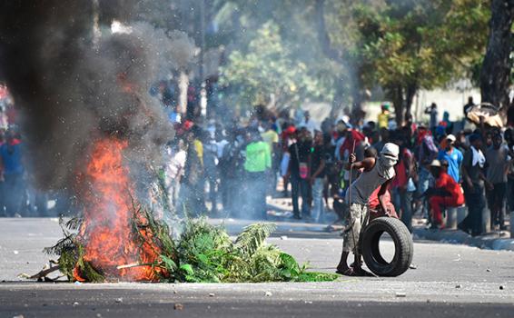 Personas en manifestaciones en Haiti