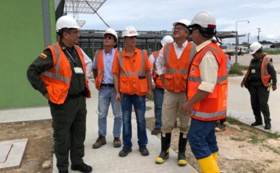 Visita de viceministro a la ciudad de Leticia Comandante de policia en el aeropuerto