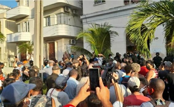 Individuo con antecedentes agrede a joven agente de la Policía image for Individuo con antecedentes agrede a joven agente de la Policía