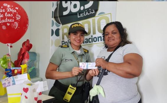En el día de la madre Brianda entregando regalo a oyente