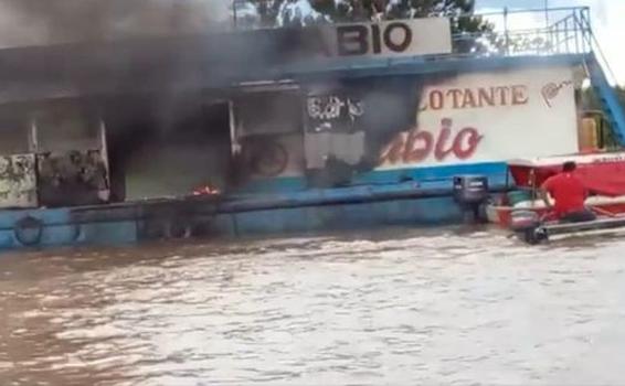 image for Embarcación flotante de gasolina se incendia 