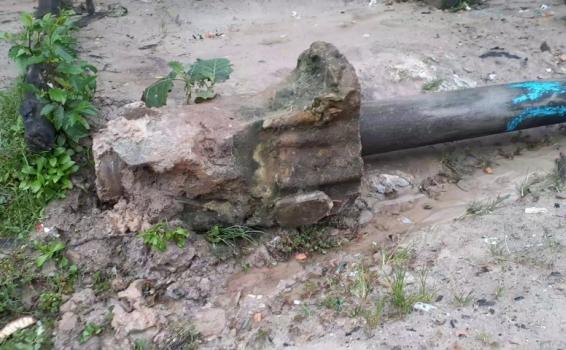 Poste de alumbrado público cayó a escasos metros de una vivienda image for Poste de alumbrado público cayó a escasos metros de una vivienda