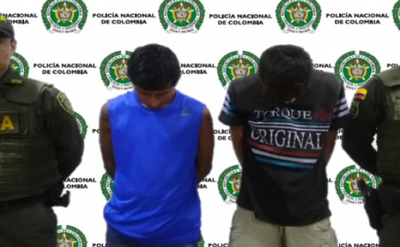 Capturas por porte de arma ilegal Dos policías al lado de dos capturados