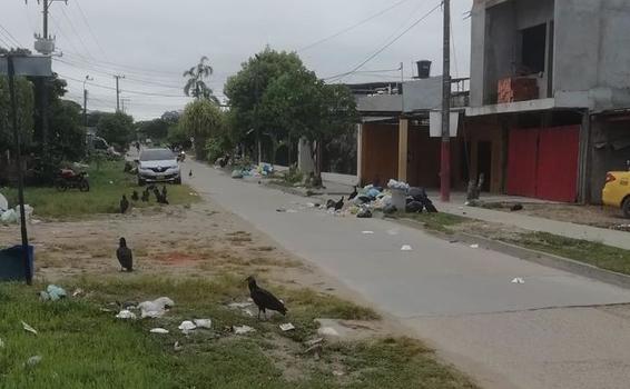 image for Calle de Leticia inundada de basura
