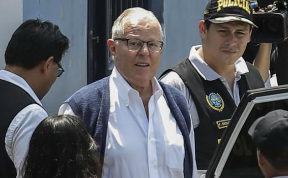 Expresidente peruano Kuczynski al lado de varias personas