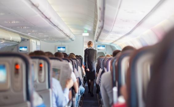 Personas en un avion proximos a despegar