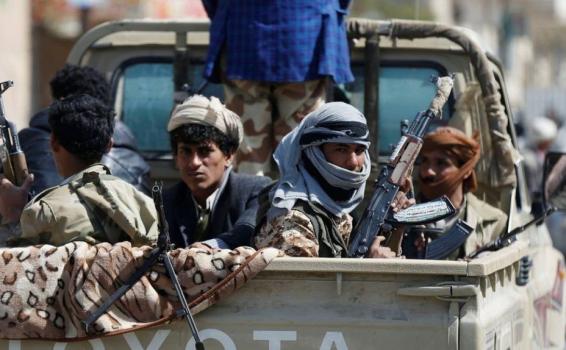 Yemen / tropas huties se retiran de Al Hudeida Persona en un platon de un carro