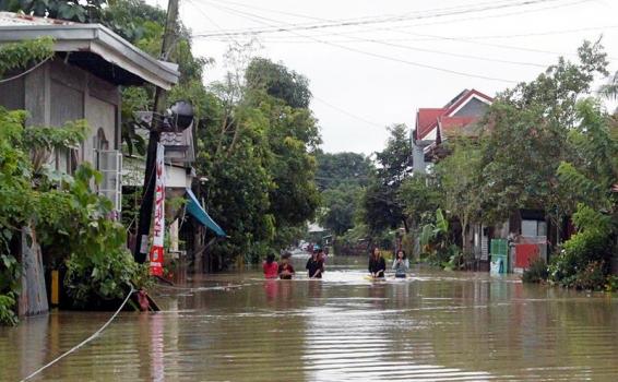 Tormenta Usman en Filipinas dejando muertes Calle inundada tras la tormenta Usman