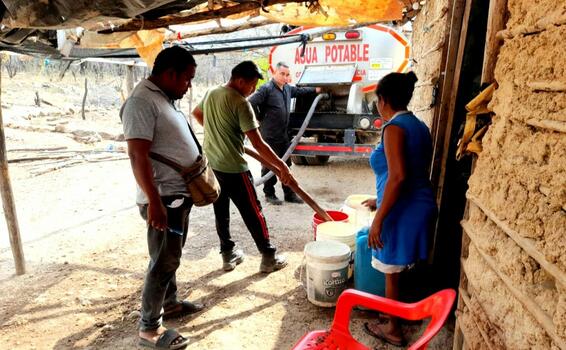 image for Suministran agua potable a comunidades  afectada por la ola de calor