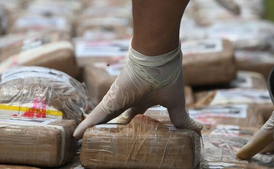 image for Armada de Colombia incauta cocaína que iba a ser enviada a Alemania
