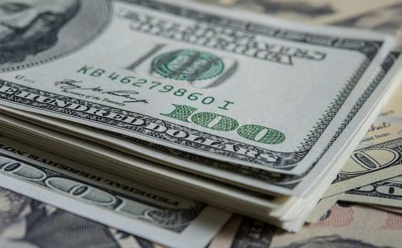 Dólar en Colombia se cotiza en 3128 Dolares en una mesa