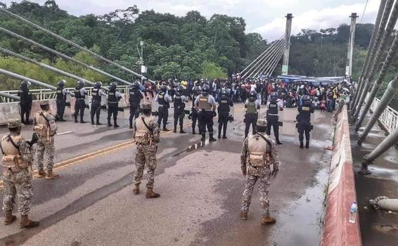 image for Fuerzas armadas y Policia impide paso de migrantes haitianos al perú 