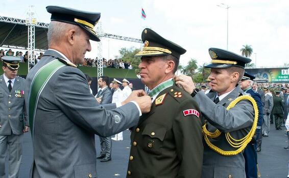 image for Ejército brasilero condecora a Comándate General del Ejercito del Perú 