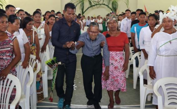 Indígenas oficializa matrimônio no super casamento coletivo da Amazônia image for Indígenas oficializa matrimônio no super casamento coletivo da Amazônia