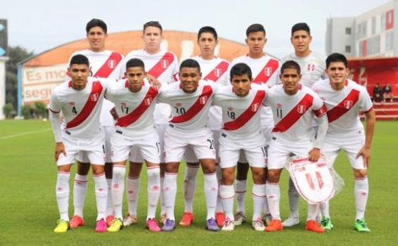Jugadores peruanos en una cancha de futbol
