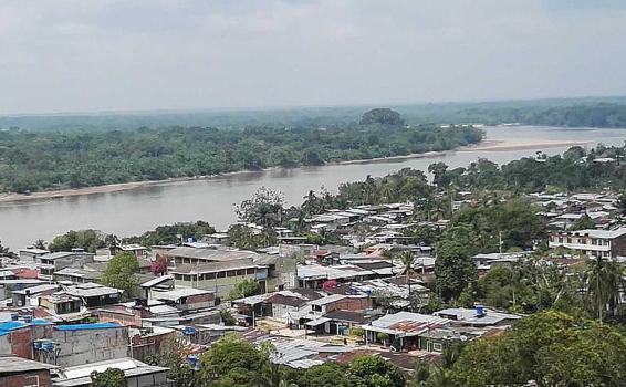 Imagen aerea de un pueblo a orillas rio
