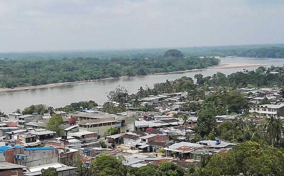Derrumbes en cauce de rio Mulato Imagen aerea de un pueblo a orillas rio