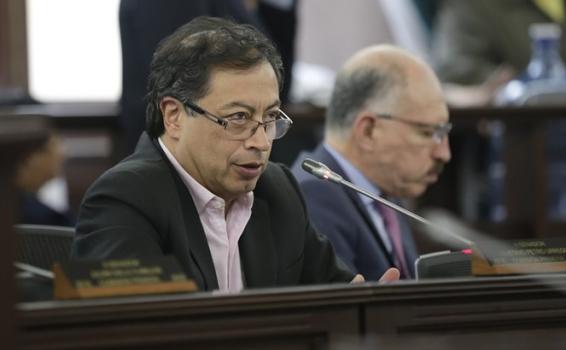 Gustavo petro en una sala de reuniones interviniendo por micrófono