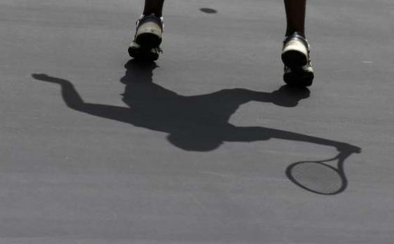 Deportes de antidopaje Deportista en una cancha de tenis