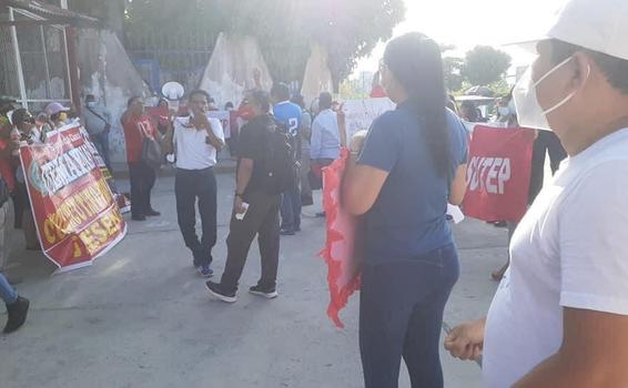 image for Docentes protestan en el frontis del gobierno regional