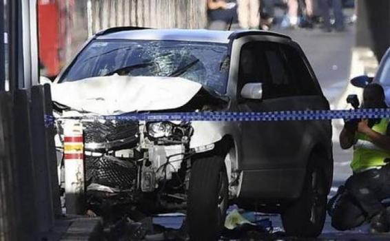Atropello a niños en escuela china Carro estretallado siendo acordonado