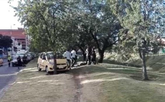 Carro de taxi en una acera