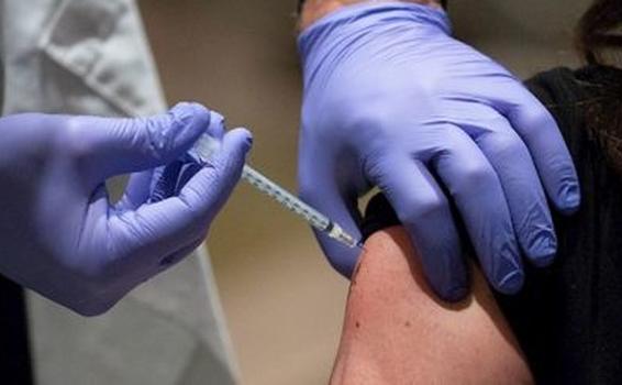 image for  Inmunizan con Pfizer a 66 personas sin que les corresponda