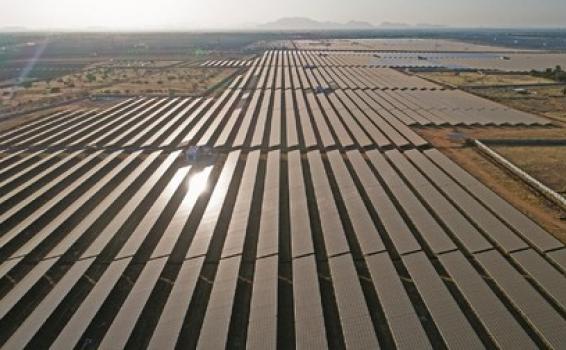 Paneles solares puestos en una gran zona