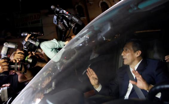 Policia informo sobre posible peligro de fuga de Ollanta Exmandatario Ollanta Humala en un auto con periodistas acosandolo