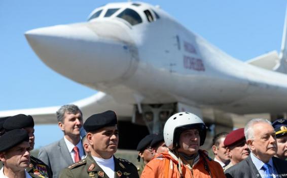 Sviones bombarderos en Venezuela Personas detras de un avion ruso