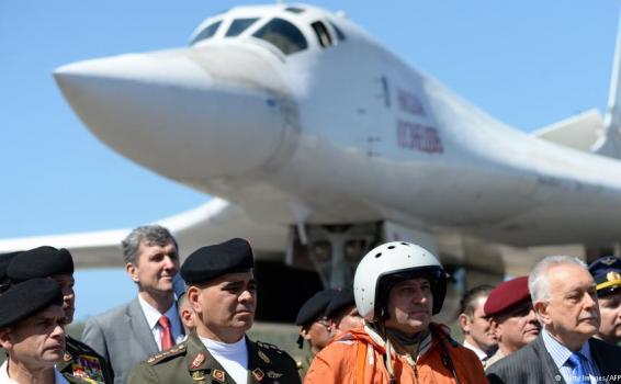 Personas detras de un avion ruso