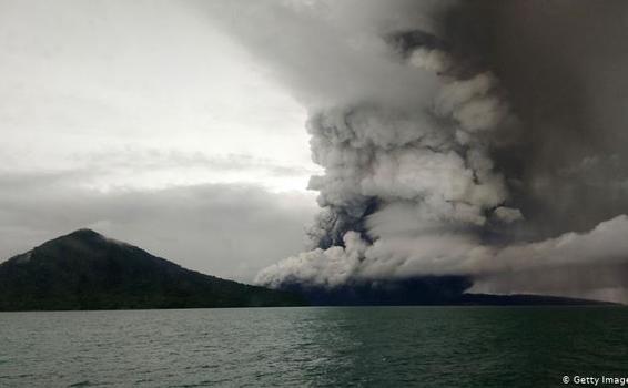 image for Volcán en  indonesio expulsa nubes de ceniza