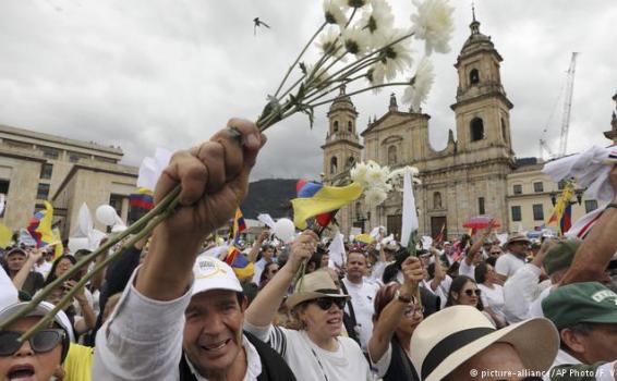 Personas marchando en las calles de Bogota en marchas
