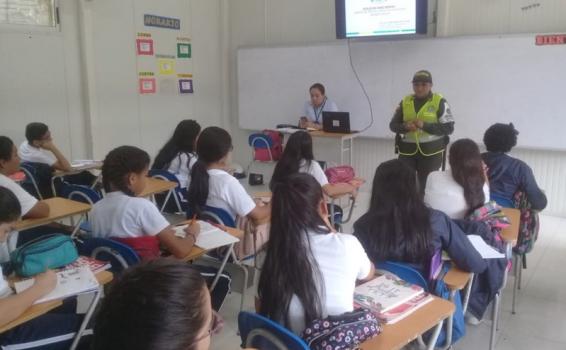 Estudiantes en una aula de clases