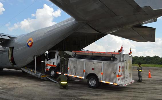 image for Fuerza Aérea Colombiana transporta vehículo cisterna