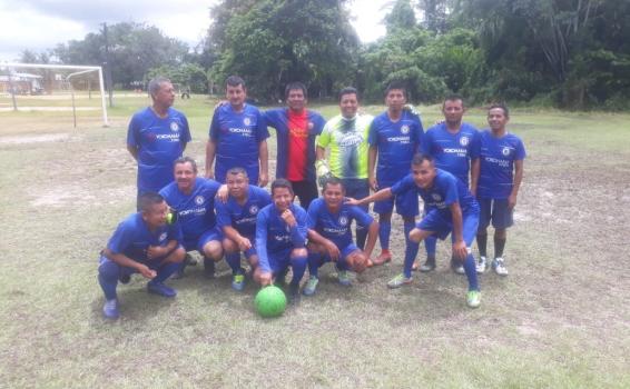 Actividades con profesores Docentes en ropa deportiva de color azul