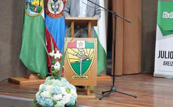 Contralor en reunion Contralor General en un rueda de prensa