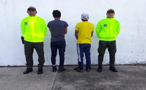 Capturas por tala de bosques Dos personas capturadas al lado de dos policías